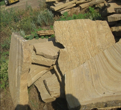 Kamenclub.ru: Форматный камень (плаха) пошаговая дорожка от 70-150 см (4 -12 см)  купить в Туле плитняк  форматный плаха желтый песчаник 9 000 руб/т   фото КАМЕНЬ КЛУБ