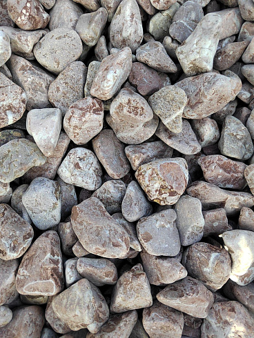 Kamenclub.ru: Мраморная крошка (щебень галтованный розовый) фр.10-20 мм.  купить в Туле мрамор розовый, красный ландшафтный декоративный окатанный округлый щебень 15000 руб/т   фото КАМЕНЬ КЛУБ