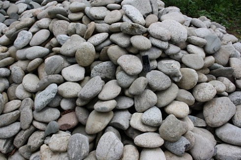 Kamenclub.ru: Галька речная плоская (бело-серая) фр. 100-200-300 мм. купить  в Туле галька речная плоская серый, белый, бело-серый, серо-белый речная галька плоская  9000 руб/т   фото КАМЕНЬ КЛУБ