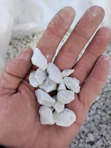 Kamenclub.ru: Мраморная крошка, щебень, цвет-белый, фр. 10-20 мм.  купить в Туле мрамор белый, молочный айвори каменная ландшафтная декоративная крошка шебня 12000 руб/т   фото КАМЕНЬ КЛУБ