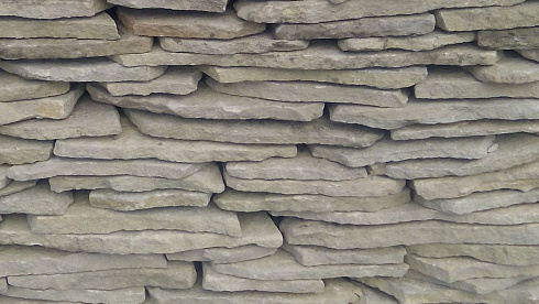 Kamenclub.ru: Песчаник пластушка светло-серый (2,0 см)  купить в Туле плитняк- ластушка светло-серый, серый рваный ландшафтный плитняк колотый 13800 руб/м3   фото КАМЕНЬ КЛУБ