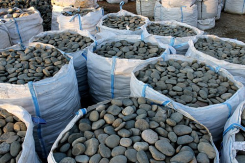 Kamenclub.ru: Галька речная плоская (темно-серая) фр. 100-200-300 мм. купить  в Туле галька речная плоская темно-серый, серый, синий речной галечник плоский 9000 руб/т   фото КАМЕНЬ КЛУБ