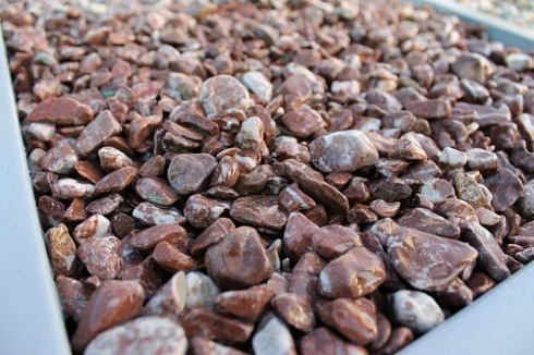 Kamenclub.ru: Мраморная крошка (щебень галтованный розовый) фр.10-20 мм.  купить в Туле мрамор розовый, красный ландшафтный декоративный окатанный округлый щебень 15000 руб/т   фото КАМЕНЬ КЛУБ