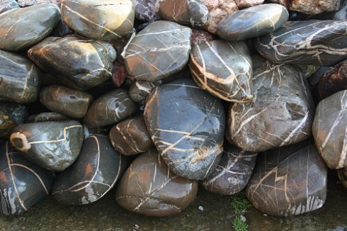 Kamenclub.ru: Валунчик Паутинник фр.100-300 мм  купить в Туле крупный природный камень галечник темно-серый с прожилками белый черный речной валунчик 5000 руб/т   фото КАМЕНЬ КЛУБ