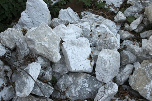 Kamenclub.ru: Мраморизированный известняк фр. 100-500 мм.  купить в Туле известняк серый белый темно-серый сероватый валун природного образования окатанный 10500 руб/т   фото КАМЕНЬ КЛУБ