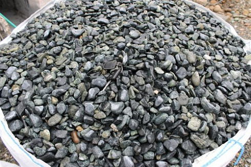 Kamenclub.ru: Щебень галтованный зеленый (змеевик) фр. 20-40 мм.  купить в Туле мрамор зеленый, салатовый оголтованный щебень мраморный 12500 руб/т   фото КАМЕНЬ КЛУБ