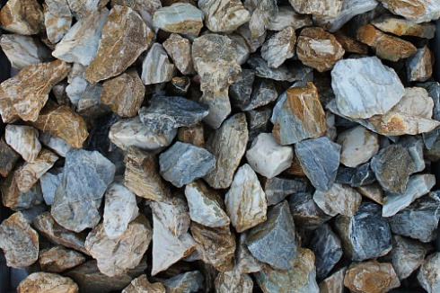 Kamenclub.ru: Мраморная крошка (щебень крошка медовый) фр. 20-40 мм.  купить в Туле мрамор бежевый рыжий желтый ландшафтная мраморная крошка 12000 руб/т   фото КАМЕНЬ КЛУБ