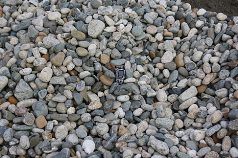 Kamenclub.ru: Галька речная окат (ассорти) фр. 50-100 мм. купить  в Туле галька природная округлая серая белая черная серая коричневая синяя галька речная окатанная округлая 6200 руб/т   фото КАМЕНЬ КЛУБ