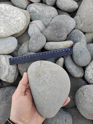 Kamenclub.ru: Галька речная плоская (ассорти) фр. 70-150 мм. купить  в Туле галька галечник серый белый темно-серый синий светло-серый плоская природная галька  9000 руб/т   фото КАМЕНЬ КЛУБ