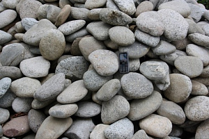 Kamenclub.ru: Галька речная плоская (бело-серая) фр. 100-200-300 мм. купить в Туле галька речная плоская серый, белый, бело-серый, серо-белый речная галька плоская  9000 руб/т   фото КАМЕНЬ КЛУБ