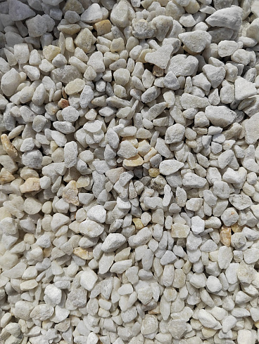Kamenclub.ru: Мраморная крошка, щебень, цвет-белый, фр. 5-10 мм.  купить в Туле мрамор белый, айвори, молочный мраморная каменная крошка ландшафтная 12000 руб/т   фото КАМЕНЬ КЛУБ