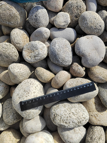 Kamenclub.ru: Галька речная окат (серо-белая) фр. 70-120 мм купить  в Туле галька галечник бело-серая, серо-белая, серая, белая речная природная галька  8000 руб/т   фото КАМЕНЬ КЛУБ