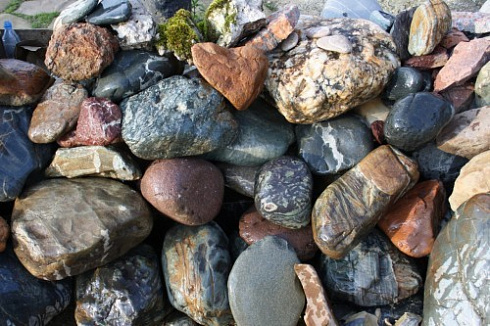 Kamenclub.ru: Ландшафтные валунчики фр.100-500 мм.  купить в Туле крупный природный камень серый, темно-серый, светло-серый речной валун крупный 4800 руб/т   фото КАМЕНЬ КЛУБ