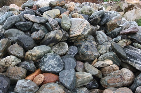 Kamenclub.ru: Ландшафтные валунчики фр.100-500 мм.  купить в Туле крупный природный камень серый, темно-серый, светло-серый речной валун крупный 4800 руб/т   фото КАМЕНЬ КЛУБ