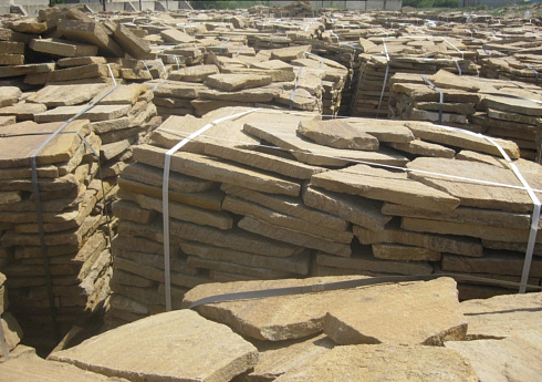 Kamenclub.ru: Песчаник пластушка желтый с рисунком (3 см)  купить в Туле песчаник желтый с рисунком, рыжий, желтый песчаник пластушка ландшафтная рваная 8 500 руб/м3   фото КАМЕНЬ КЛУБ