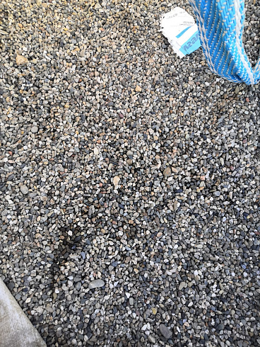 Kamenclub.ru: Галька речная окат (серая) фр.3-5 мм купить  в Туле галька речная серая бежевый темно-серый окатанный речной камень округлый 9500 руб/т   фото КАМЕНЬ КЛУБ