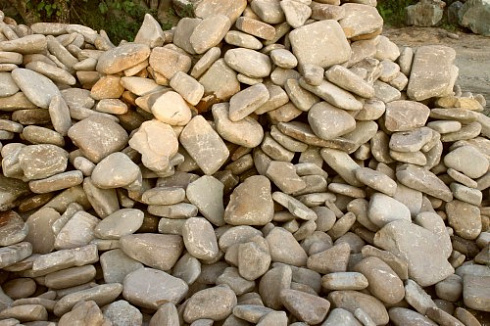 Kamenclub.ru: Песчаник для мощения дорожек, площадок, парковок ( фр 5-10 см)  купить в Туле песчаник  серый желтый коричневый рыжий песчаник оголтованный окатанный 6500 руб/т   фото КАМЕНЬ КЛУБ