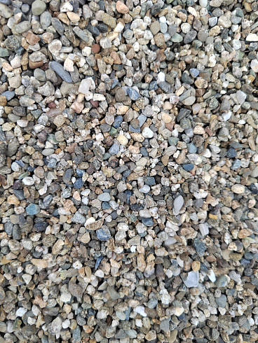 Kamenclub.ru: Галька речная окат (серая) фр.3-5 мм купить  в Туле галька речная серая бежевый темно-серый окатанный речной камень округлый 9500 руб/т   фото КАМЕНЬ КЛУБ