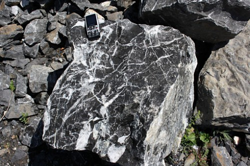 Kamenclub.ru: Черный мрамор скальник фр. 1000-1500 мм.  купить в Туле мрамор черный белый серый крупный колотый валун ландшафтный 9000 руб/т   фото КАМЕНЬ КЛУБ