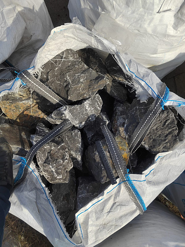 Kamenclub.ru: Черный мрамор скальник фр. 100-500 мм.  купить в Туле мрамор черный белый серый крупный колотый валун ландшафтный 8500 руб/т   фото КАМЕНЬ КЛУБ