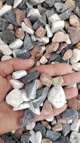 Kamenclub.ru: Мраморная крошка (щебень галтованный микс:белый-зеленый-розовый) фр.20-40 мм.  купить в Туле мрамор белый, зеленый, розовый мрамор декоративный (галтовка) 15500 руб/т   фото КАМЕНЬ КЛУБ