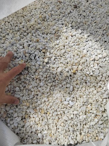 Kamenclub.ru: Мраморная крошка, щебень, цвет-белый, фр. 5-10 мм.  купить в Туле мрамор белый, айвори, молочный мраморная каменная крошка ландшафтная 12000 руб/т   фото КАМЕНЬ КЛУБ