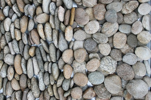 Kamenclub.ru: Галька речная плоская (серо-белая) фр. 70-120 мм. купить  в Туле галька галечник речной серый, белый окатанная плоская  природная галька 9000 руб/т   фото КАМЕНЬ КЛУБ