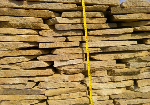 Kamenclub.ru: Песчаник пластушка желтый с разводом под дерево (2 см)  купить в Туле плитняк желтый с разводами, желтый, рыжий, серый песчаник пластушка рваная ландшафтная 11 000 руб/м3   фото КАМЕНЬ КЛУБ