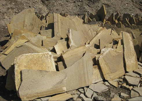 Kamenclub.ru: Форматный камень (плаха) пошаговая дорожка от 70-150 см (4 -12 см)  купить в Туле плитняк  форматный плаха желтый песчаник 9 000 руб/т   фото КАМЕНЬ КЛУБ