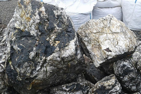 Kamenclub.ru: Черный гранит - кварцит фр. 100-500 мм.  купить в Туле мрамор гранит черный с белыми прожилками, серый, белый валун скальный колотый 7000 руб/т   фото КАМЕНЬ КЛУБ