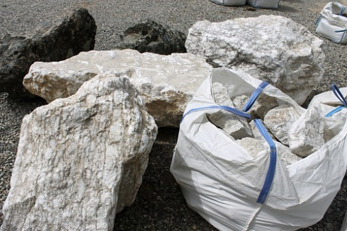 Kamenclub.ru: Мраморизированный известняк фр. 100-500 мм.  купить в Туле известняк серый белый темно-серый сероватый валун природного образования окатанный 10500 руб/т   фото КАМЕНЬ КЛУБ