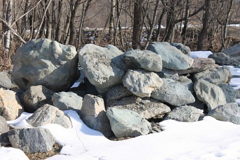 Kamenclub.ru: Гранит скальник (серо-зеленый) фр. 500-1500 мм.  купить в Туле гранит мрамор  серый зеленый темно-серый глыба скальная колотая ландшафтная 7 500 руб/т   фото КАМЕНЬ КЛУБ