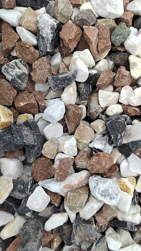 Kamenclub.ru: Мраморная крошка (щебень крошка микс : белый-черный-розовый) фр. 20-40 мм.  купить в Туле мрамор белый, черный, розовый декоративная ландшафтная крошка 12000 руб/т   фото КАМЕНЬ КЛУБ