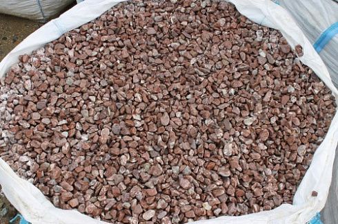 Kamenclub.ru: Мраморная крошка (щебень галтованный розовый) фр.10-20 мм.  купить в Туле мрамор розовый, красный ландшафтный декоративный окатанный округлый щебень 15000 руб/т   фото КАМЕНЬ КЛУБ