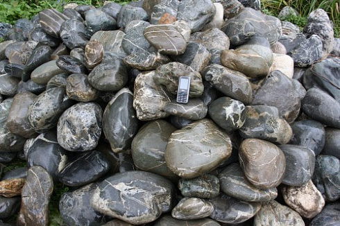 Kamenclub.ru: Валунчик Паутинник фр.100-300 мм  купить в Туле крупный природный камень галечник темно-серый с прожилками белый черный речной валунчик 5000 руб/т   фото КАМЕНЬ КЛУБ