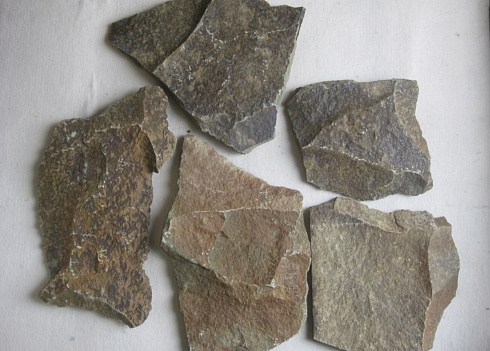 Kamenclub.ru: Песчаник пластушка "фонтанка" серо-зеленая (3,0-5,0 см)  купить в Туле песчаник серо-зеленая колотые плитки облицовочные пластушки 11400 руб/м3   фото КАМЕНЬ КЛУБ