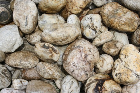 Kamenclub.ru: Кварцевый валунчик фр.100-300 мм.  купить в Туле кварц белый, бежевый молочный рыжий крупный природный камень галечник 7850 руб/т   фото КАМЕНЬ КЛУБ