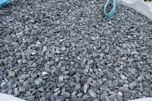 Kamenclub.ru: Щебень галтованный черный (мрамор) фр.10-20 мм.  купить в Туле мрамор черный с белыми прожилками, черный, белый окатанный округлый ландшафтный декоративный щебень 15000 руб/т   фото КАМЕНЬ КЛУБ