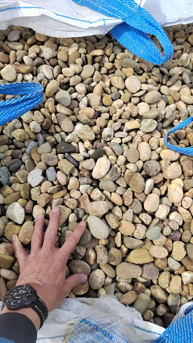 Kamenclub.ru: Галька речная окат рыжая фр. 20-40 мм. купить  в Туле галька речная окатанная рыжая желтая серая округлая речная галька 5000 руб/т   фото КАМЕНЬ КЛУБ