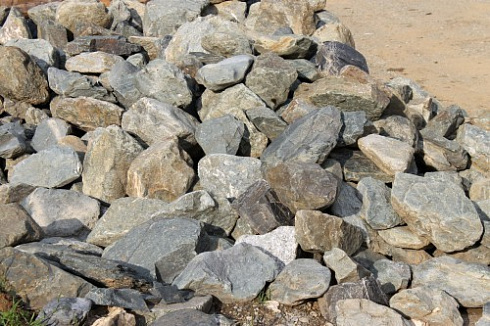 Kamenclub.ru: Гранит скальник (серо-зеленый) фр. 100-500 мм.  купить в Туле гранит зеленый, серый, салатовый крупный ландшафтный валун 6 000 руб/т   фото КАМЕНЬ КЛУБ