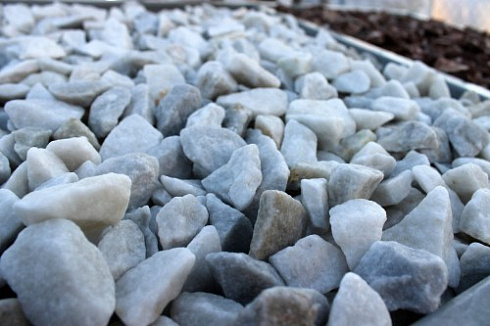 Kamenclub.ru: Мраморная крошка, щебень, цвет-белый,  фр. 20-40 мм.  купить в Туле мрамор белый молочный слоновая кость айвори  мраморная крошка ландшафтная 12000 руб/т   фото КАМЕНЬ КЛУБ