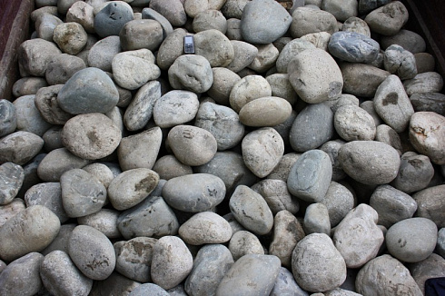 Kamenclub.ru: Темно-серый валунчик фр.100-300 мм.  купить в Туле крупный природный камень серый, темно-серый, светло-серый речная галька большого размера окатанная 4500 руб/т   фото КАМЕНЬ КЛУБ