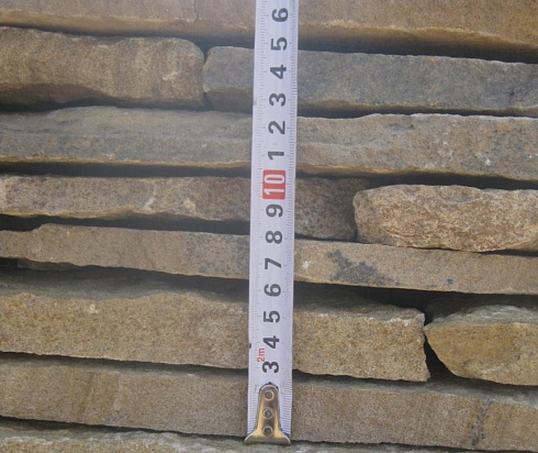 Kamenclub.ru: Песчаник пластушка желтый с разводом под дерево (2 см)  купить в Туле плитняк желтый с разводами, желтый, рыжий, серый песчаник пластушка рваная ландшафтная 11 000 руб/м3   фото КАМЕНЬ КЛУБ