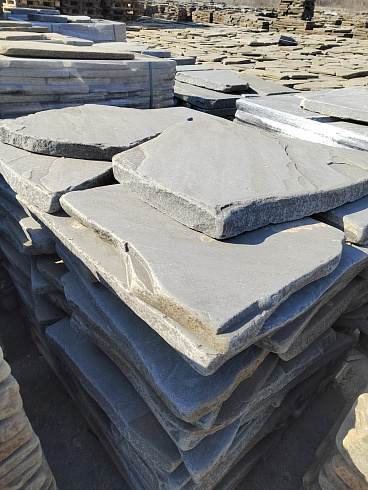 Kamenclub.ru: Песчаник пластушка галтованная светло-серая (3,0 см)  купить в Туле песчаник светло-серый, серый ландшафтный камень рваный колотый 21000 руб/м3   фото КАМЕНЬ КЛУБ