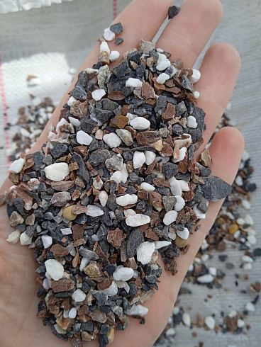 Kamenclub.ru: Мраморная крошка (щебень галтованный микс:белый-черный-розовый-медовый) фр.5-10 мм.  купить в Туле мрамор белый, медовый, черный, розовый мраморный галтованный щебень декоративный ландшафтный 15500 руб/т   фото КАМЕНЬ КЛУБ