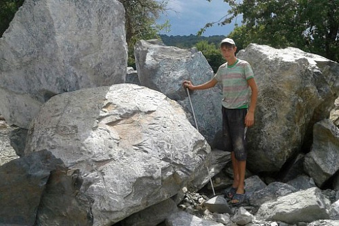 Kamenclub.ru: Змеевик скальник фр. 500-1500 мм.  купить в Туле змеевик зеленый серый черный глыба скальная колотая 7500 руб/т   фото КАМЕНЬ КЛУБ