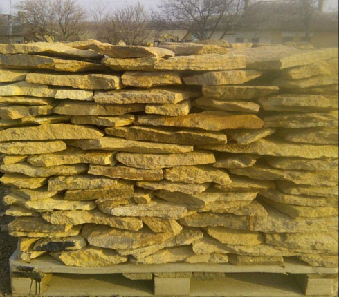 Kamenclub.ru: Песчаник пластушка "фонтанка" желтая (3,0 - 5,0 см)  купить в Туле песчаник желтая, рыжий, желтый песчаник колотый рваный со сколом облицовочный 16200 руб/м3   фото КАМЕНЬ КЛУБ