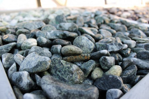 Kamenclub.ru: Щебень галтованный зеленый (змеевик) фр. 20-40 мм.  купить в Туле мрамор зеленый, салатовый оголтованный щебень мраморный 12500 руб/т   фото КАМЕНЬ КЛУБ