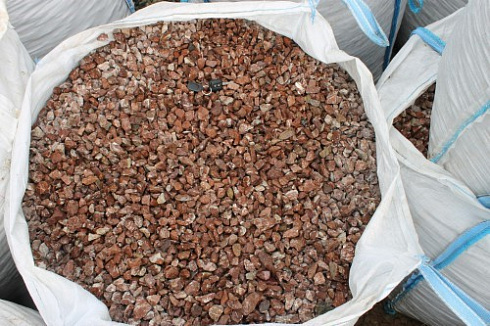 Kamenclub.ru: Мраморная крошка (щебень крошка розовый) фр. 10-20 мм.  купить в Туле мрамор розовый, красный каменная декоративная крошка ландшафтная 11000 руб/т   фото КАМЕНЬ КЛУБ