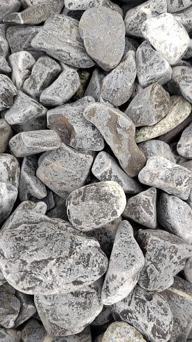 Kamenclub.ru: Щебень галтованный черный (мрамор) фр.40-70 мм.  купить в Туле мрамор черный с белыми прожилками, черный, белый щебень галтованный округлый 13500 руб/т   фото КАМЕНЬ КЛУБ